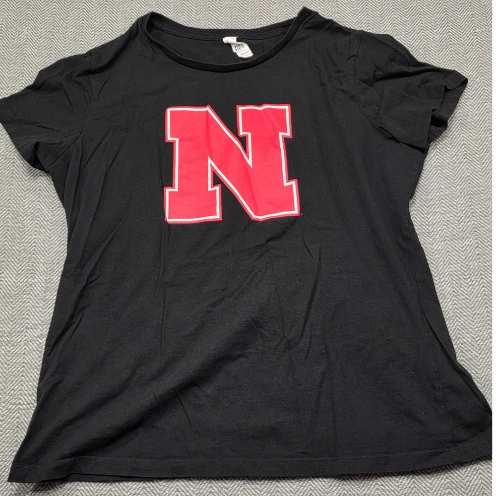 District Nebraska Huskers NCAA Graphic T-Shirt Black Red N Logo XXL Cotton Tee